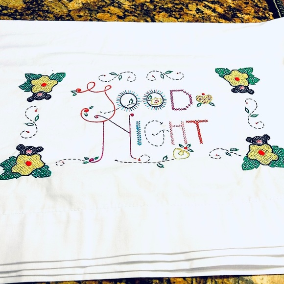 NWOT Vtg Hand Embroidered “GOOD NIGHT“ Pillocases Case Standard Sz Never Used - Picture 2 of 5